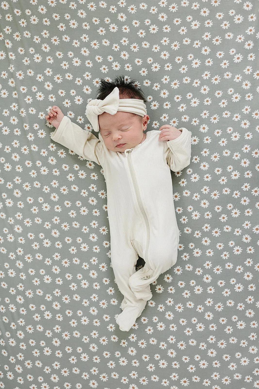 Bamboo Stretch Crib Sheet - Light Green Daisy
