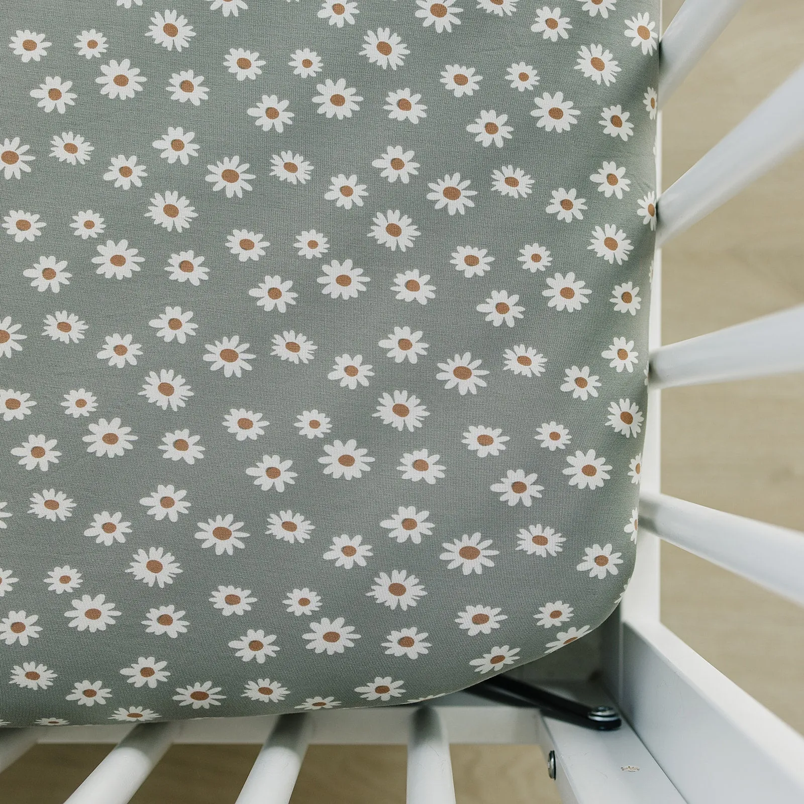 Bamboo Stretch Crib Sheet - Light Green Daisy