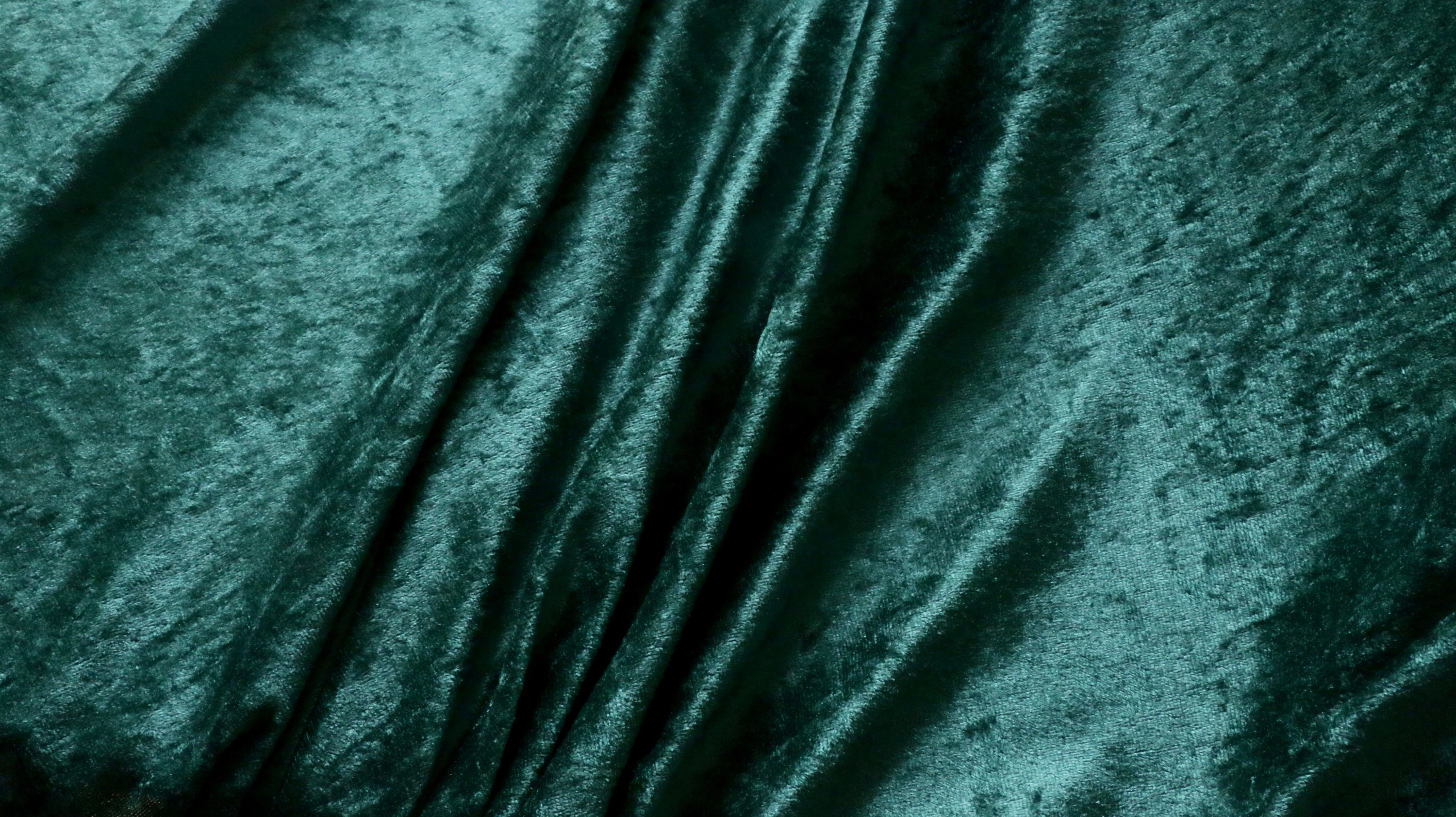 REMNANT 1.60m x 1.50m - CRUSHED VELVET  - Green colour