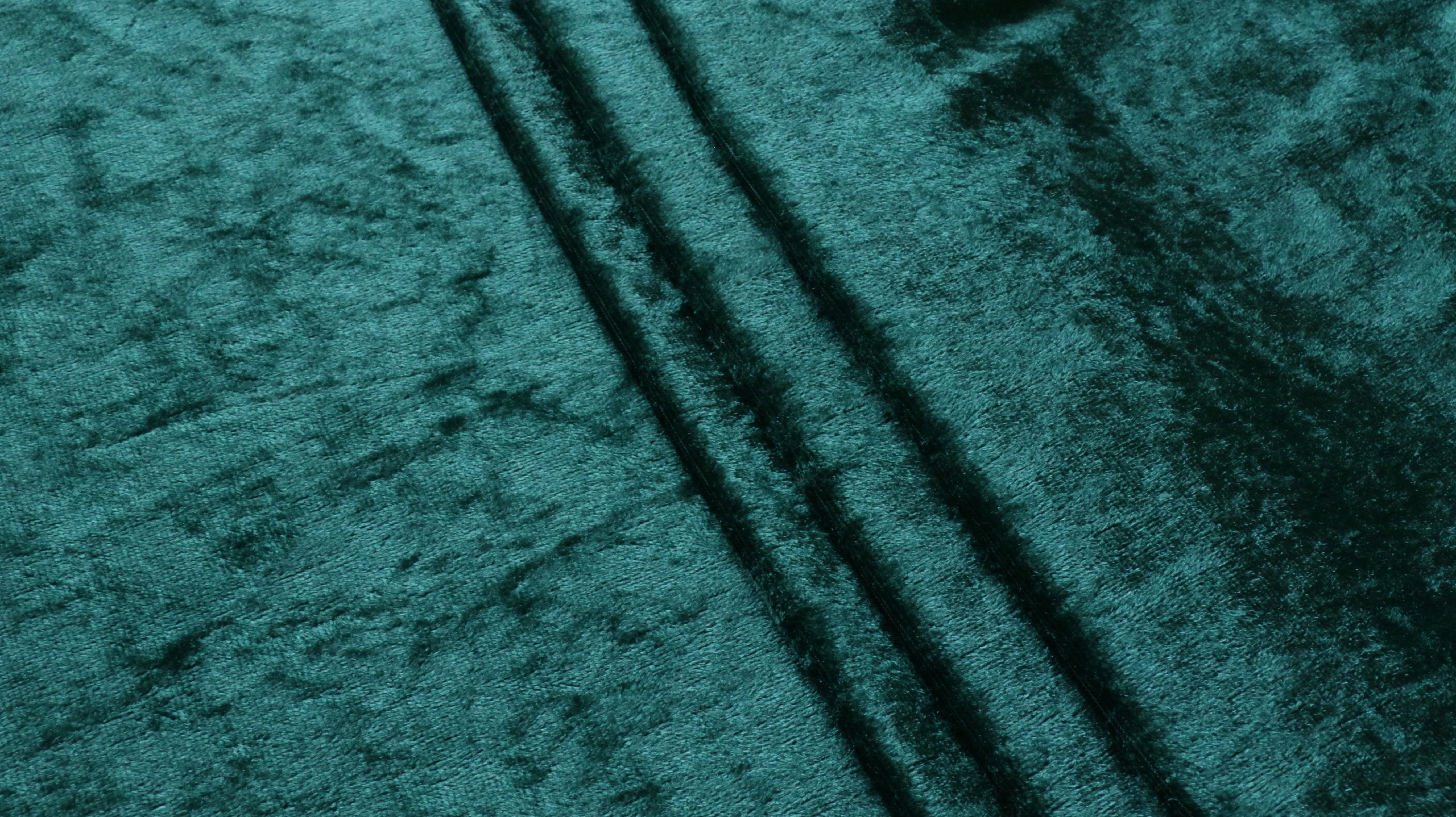 REMNANT 1.60m x 1.50m - CRUSHED VELVET  - Green colour