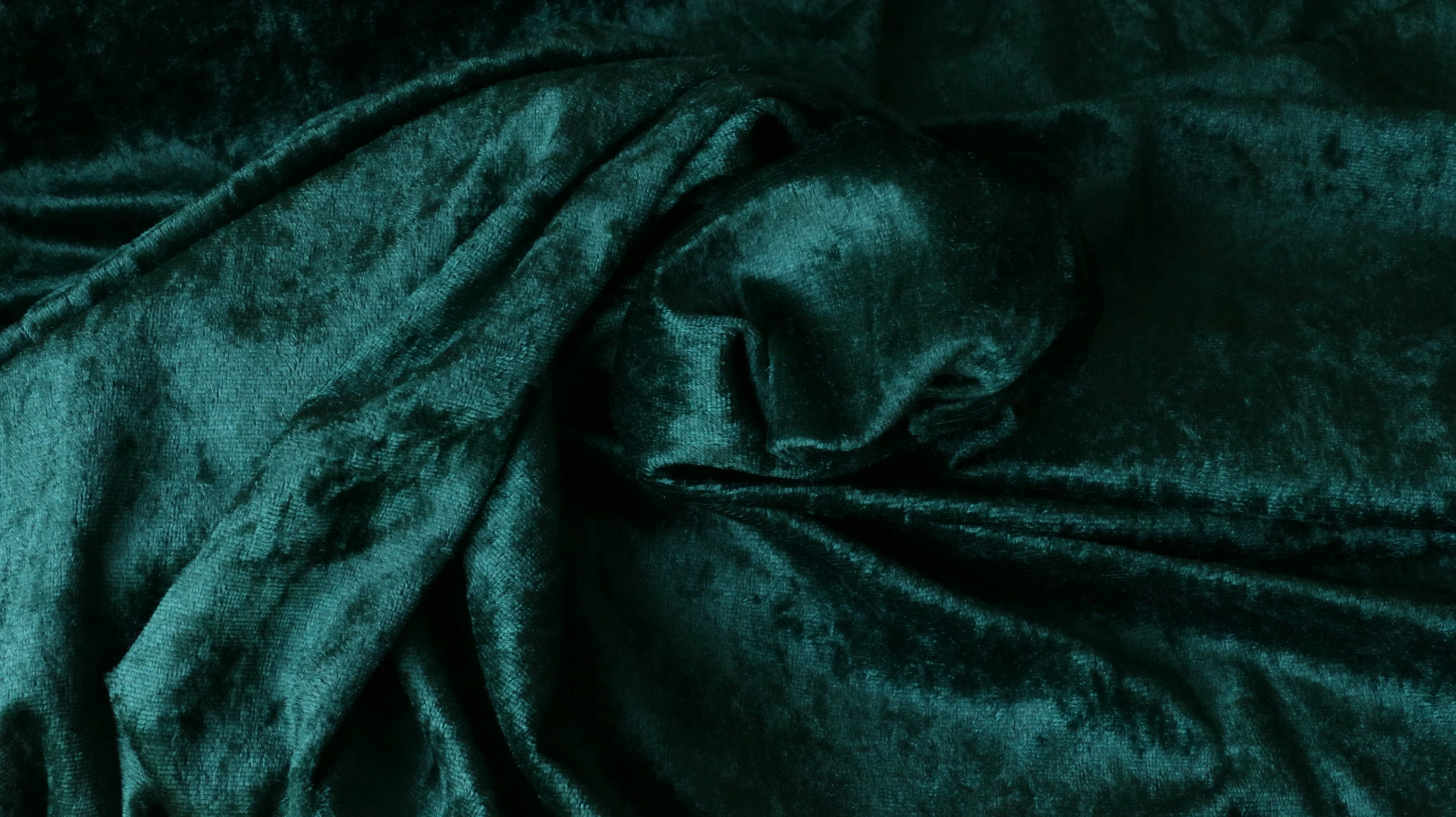 REMNANT 1.60m x 1.50m - CRUSHED VELVET  - Green colour