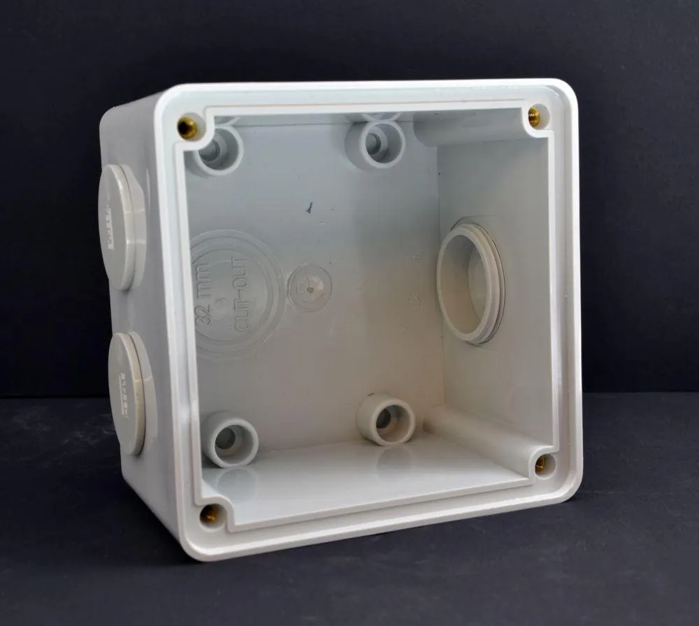 Socket Manlakis 15 Amp 3 Pin with Base